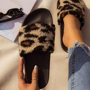 RESTOCKED !! Comfy Leopard Faux Sherpa Slides